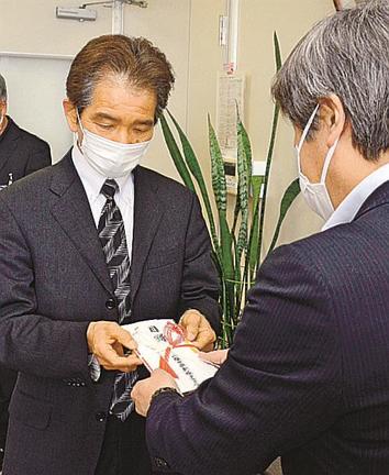 藤原亮彦教育長（右）に図書カードの目録を手渡す青山龍太郎会長＝松江市末次町、市役所