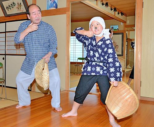 師匠で祖父の松崎勉さん（左）の指導を受ける光星君＝安来市古川町、安来節屋