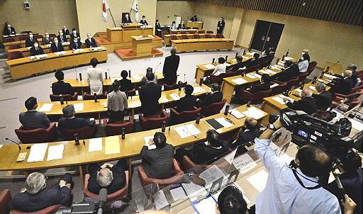 住民投票条例案に賛成し、起立する議員（前方の４人）＝松江市末次町、市役所