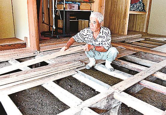 床下浸水した自宅の床板をはぐって乾燥させる渡富男さん＝江津市桜江町大貫