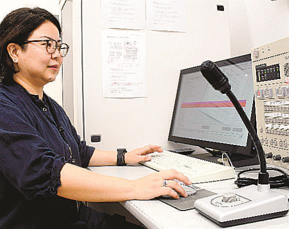 防災無線の楽曲の音量や、音のバランスを調節する町職員＝鳥取県江府町江尾、町役場