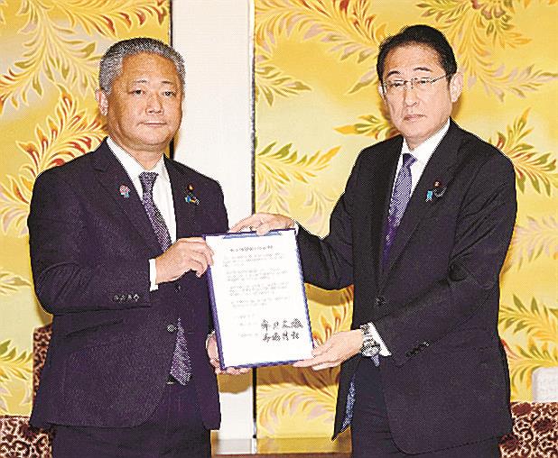 合意書を交わす日本維新の会の馬場伸幸代表（左）と岸田文雄首相＝31日、国会