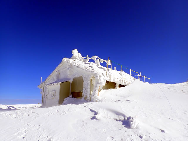 大山山頂避難小屋