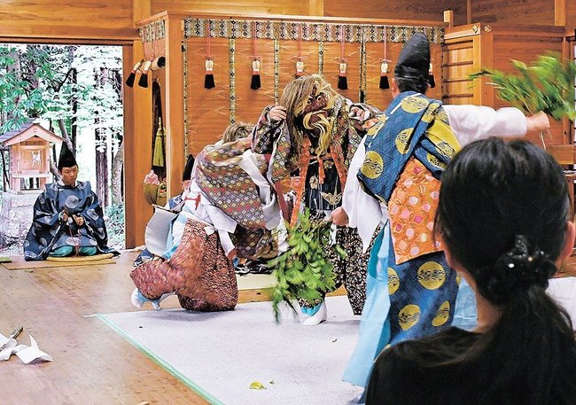 勇壮な舞を披露する奥飯石神楽伝承神楽団の団員＝島根県飯南町上赤名、赤穴八幡宮