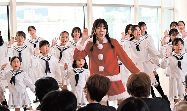 振り付けを交えながらクリスマスソングを披露する合唱隊員＝松江市袖師町、島根県立美術館