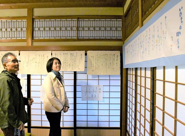 里みちこさんの詩を楽しむ来場者＝松江市鹿島町佐陀本郷、鹿島のギャラリーあいえんきえん