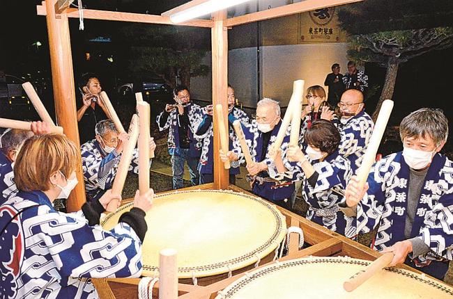 本番に向けて、息を合わせ最終調整する東茶町鼕保存会のメンバー＝松江市東茶町