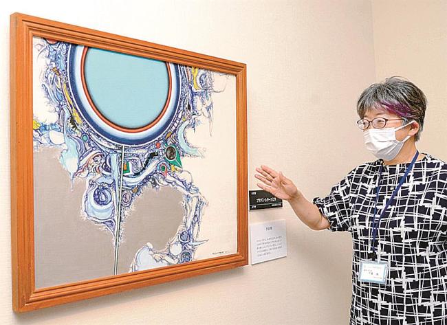 吉留要さんの油彩画「プリズンシリーズより」を紹介する千葉潮館長=安来市広瀬町布部、加納美術館