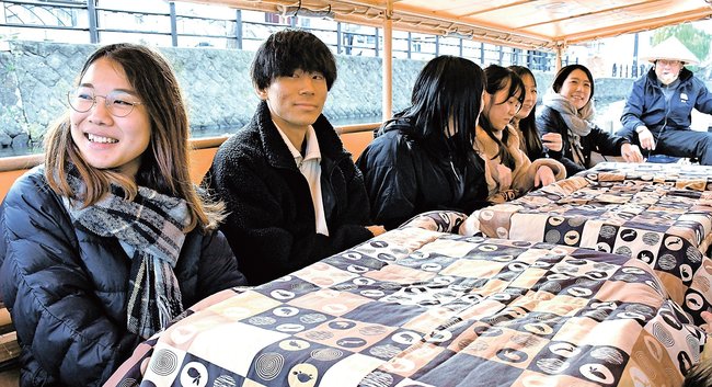 こたつで暖を取りながら景色を楽しむ乗客＝松江市殿町、松江城周辺