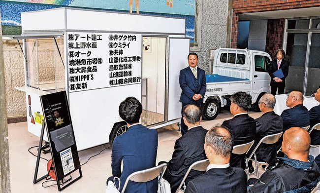 披露されたキッチンカーとデジタルサイネージを見る関係者＝境港市竹内町、境港総合技術高校