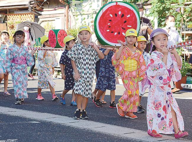 町内を練り歩く園児たち＝雲南市大東町大東