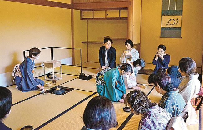表千家の茶席で抹茶を味わう来場者＝松江市北堀町、赤山茶道会館