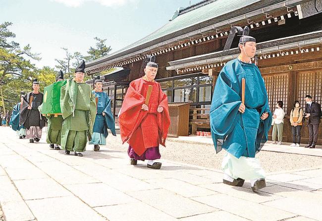境内で唐櫃を担いで本殿に向かう勅使の一行＝出雲市大社町杵築東、出雲大社