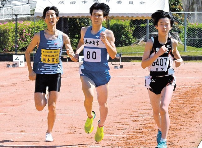１５００メートルを出場者と力走する岡本直己さん（左）＝浜田市黒川町、市陸上競技場