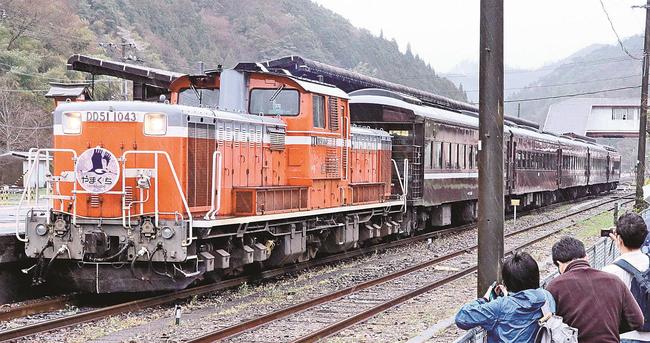 ディーゼル機関車がけん引する「やまぐち号」を撮影する鉄道ファン＝島根県津和野町後田、津和野駅