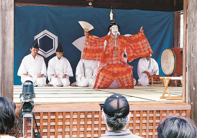佐太神社の舞殿で、演目「大社（おおやしろ）」を披露する佐陀神能保存会のメンバー＝松江市鹿島町佐陀宮内