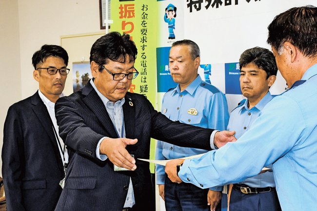 感謝状を受け取る大庭伸次支店長（左から２人目）と大畑正一課長補佐（左）＝益田市東町、益田署