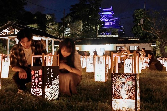 あんどんの幻想的な光を楽しむ来場者＝２３日午後６時５０分、松江市殿町、松江城二の丸上の段