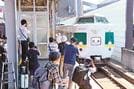 ＪＲ出雲市駅に到着した緑やくもを撮影する鉄道ファン＝出雲市駅北町