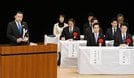 出席した国会議員の前であいさつする丸山達也知事（左）＝松江市殿町、島根県民会館