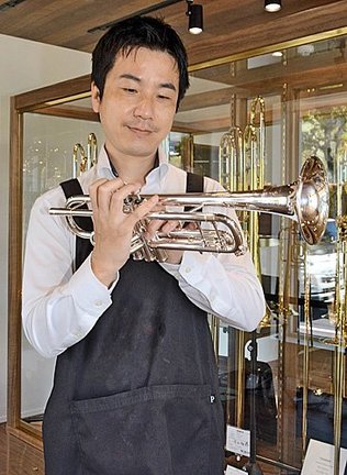 一人一人音の出し方も違う繊細な楽器の修理、調整を行い、「誰からも信頼されるリペアマンになりたい」という板持信也さん＝出雲市渡橋町、アツタ楽器