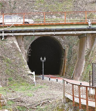 ワイン貯蔵庫兼ワインカフェに再利用される旧三江線粕渕トンネル＝島根県美郷町粕渕