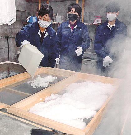 藻塩づくりを体験する邇摩高生＝大田市仁摩町天河内