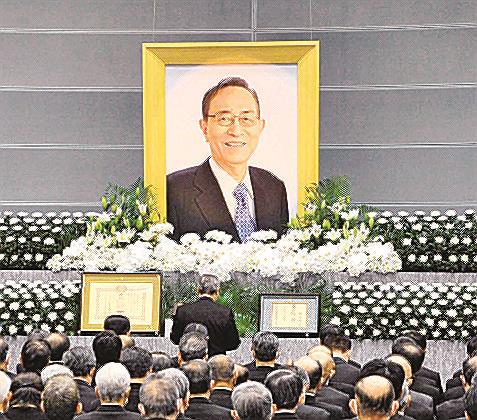細田博之前衆院議長との別れを惜しむ参列者＝松江市学園南１丁目、くにびきメッセ