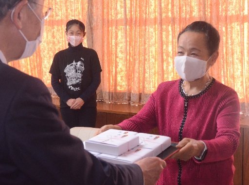 楫野弘和市長に菓子を手渡す内藤陽子代表(右)=大田市大田町、市役所