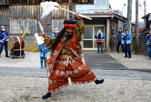 笛や太鼓に合わせてシャギリを舞う鬼＝出雲市大社町鵜峠、仏照寺