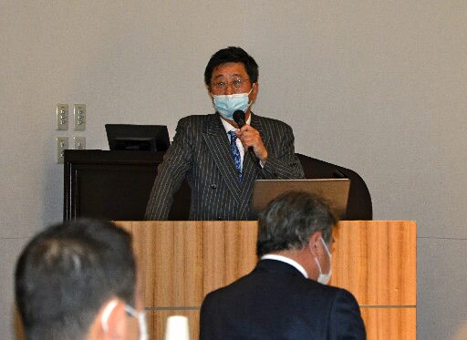再開発構想について講演する原田省病院長＝米子市加茂町２丁目、国際ファミリープラザ