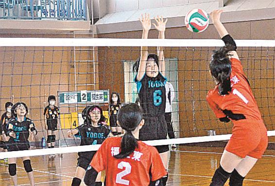 熱戦を繰り広げる選手＝米子市大谷町、湊山体育館