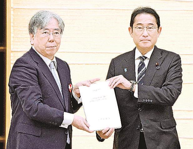 税制調査会の中里実会長(左)から中期答申を受け取る岸田首相=6月、首相官邸