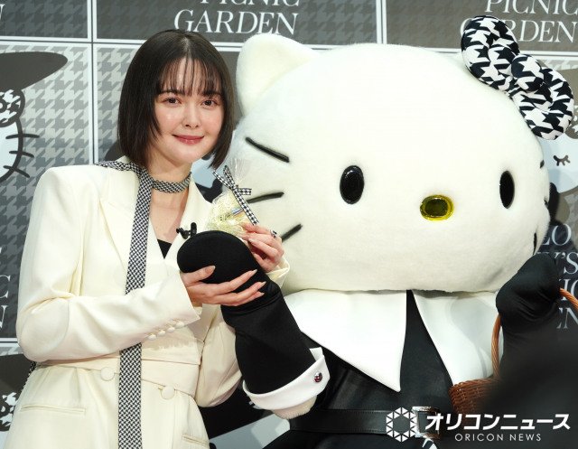 ハローキティ(右)からのプレゼントを喜んだ玉城ティナ(C)ORICON NewS inc.