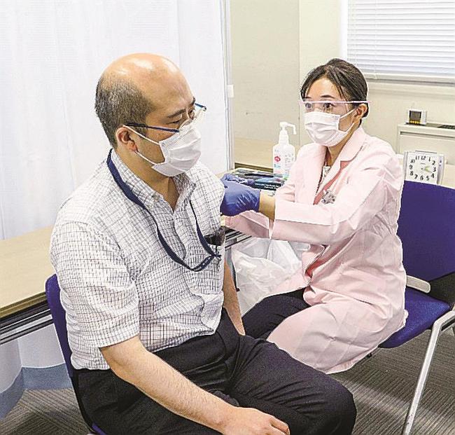 JR西日本の職場接種で新型コロナウイルスワクチンの接種を受ける男性=大阪市