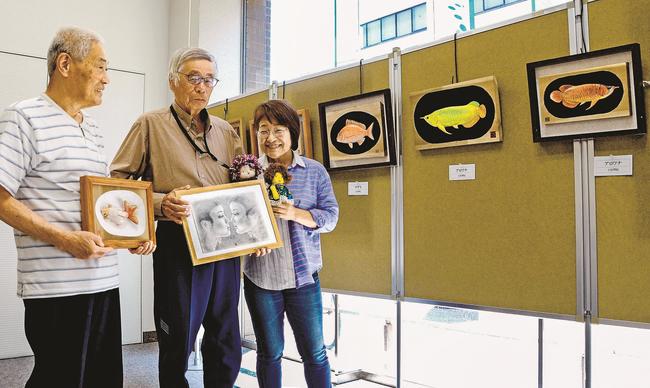 作品を手にし、談笑する島谷幸吉さん（左）と川上真人さん（中央）と月森智多美さん＝松江市御手船場町、しまね信用金庫