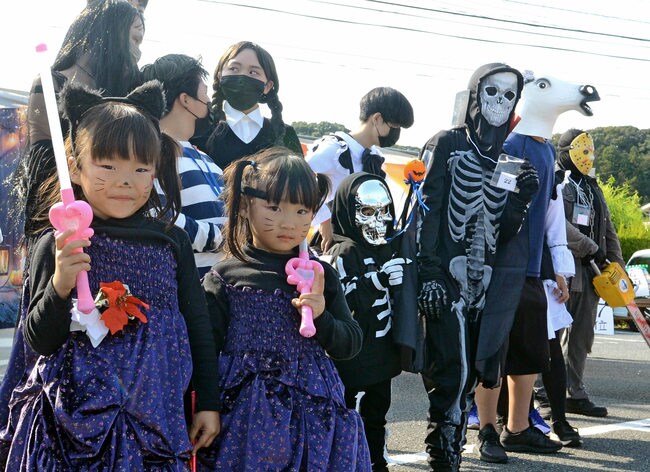 思い思いの仮装をして楽しむ参加者＝大田市大田町