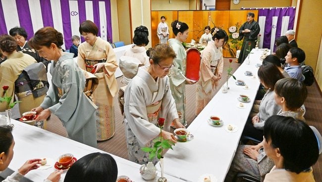 流派のもてなしを受ける来場者=松江市殿町、松江歴史館