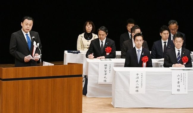 出席した国会議員の前であいさつする丸山達也知事（左）＝松江市殿町、島根県民会館
