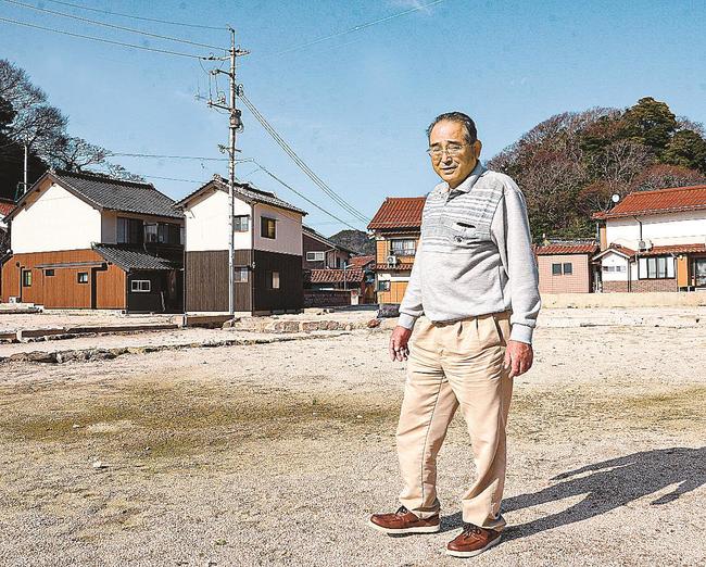 火災で失われた自宅の跡地を眺める浜崎一成さん=松江市島根町加賀