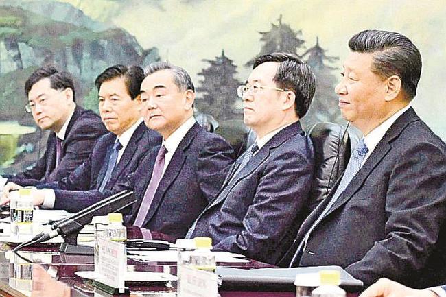 外国要人との会談に臨む中国の習近平国家主席（右端）、王毅氏（中央）、秦剛氏（左端）ら＝２０１９年４月、北京の人民大会堂（共同）