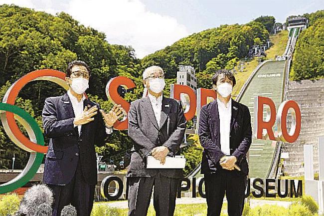 ２０３０年冬季五輪・パラリンピックの会場候補地、大倉山ジャンプ競技場を視察し、取材に応じる秋元克広札幌市長（左）ら＝２０２２年７月、札幌市