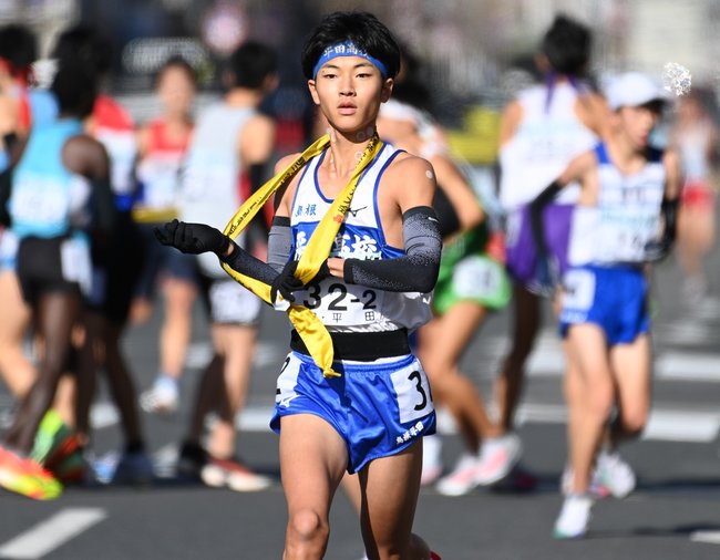 力走する平田高校の選手＝京都市内