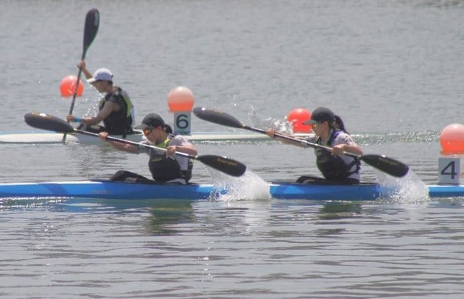カヌースプリント女子カヤックペア200メートルで４位に入った出雲農林の多々納真桜（左）と松尾夏帆子