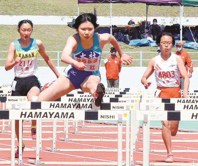 【中学女子１００メートル障害】１４秒１７で５年ぶりに大会記録を塗り替えた別所みゆ（大社中）＝島根県立浜山公園陸上競技場