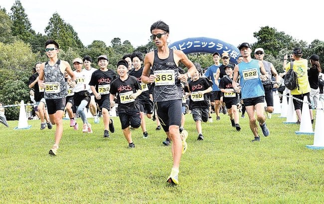 １３キロランの部で一斉にスタートを切る参加者＝江津市桜江町長谷
