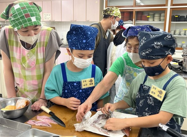 ケンサキイカをさばく参加者＝浜田市野原町、市総合福祉センター