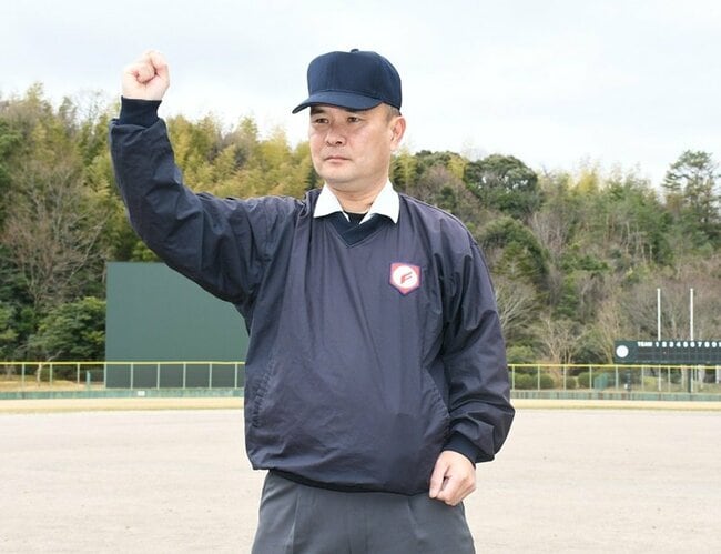 甲子園でジャッジする姿を思い描く藤原周二さん＝出雲市斐川町直江、斐川公園野球場