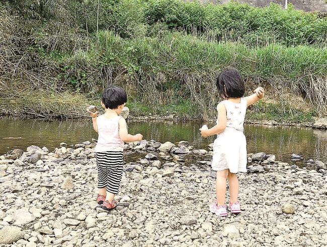 川で遊ぶ子どもたち