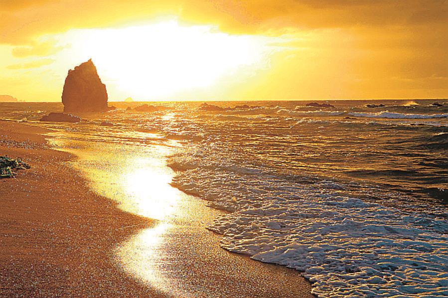 幻想的な光景の「観音岩」 持石海岸（益田市高津町） （2） | 山陰